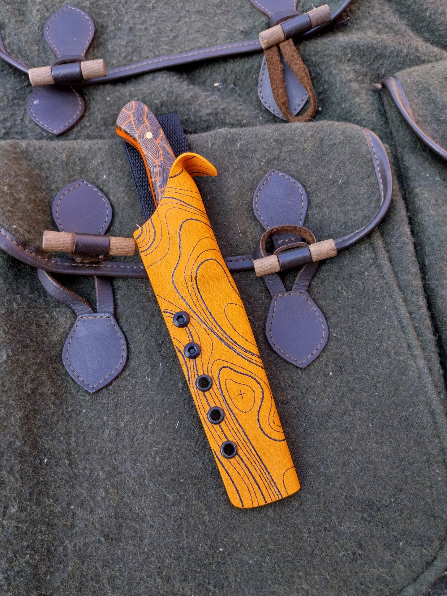Roe Catcher Orange/Black Damascus G10