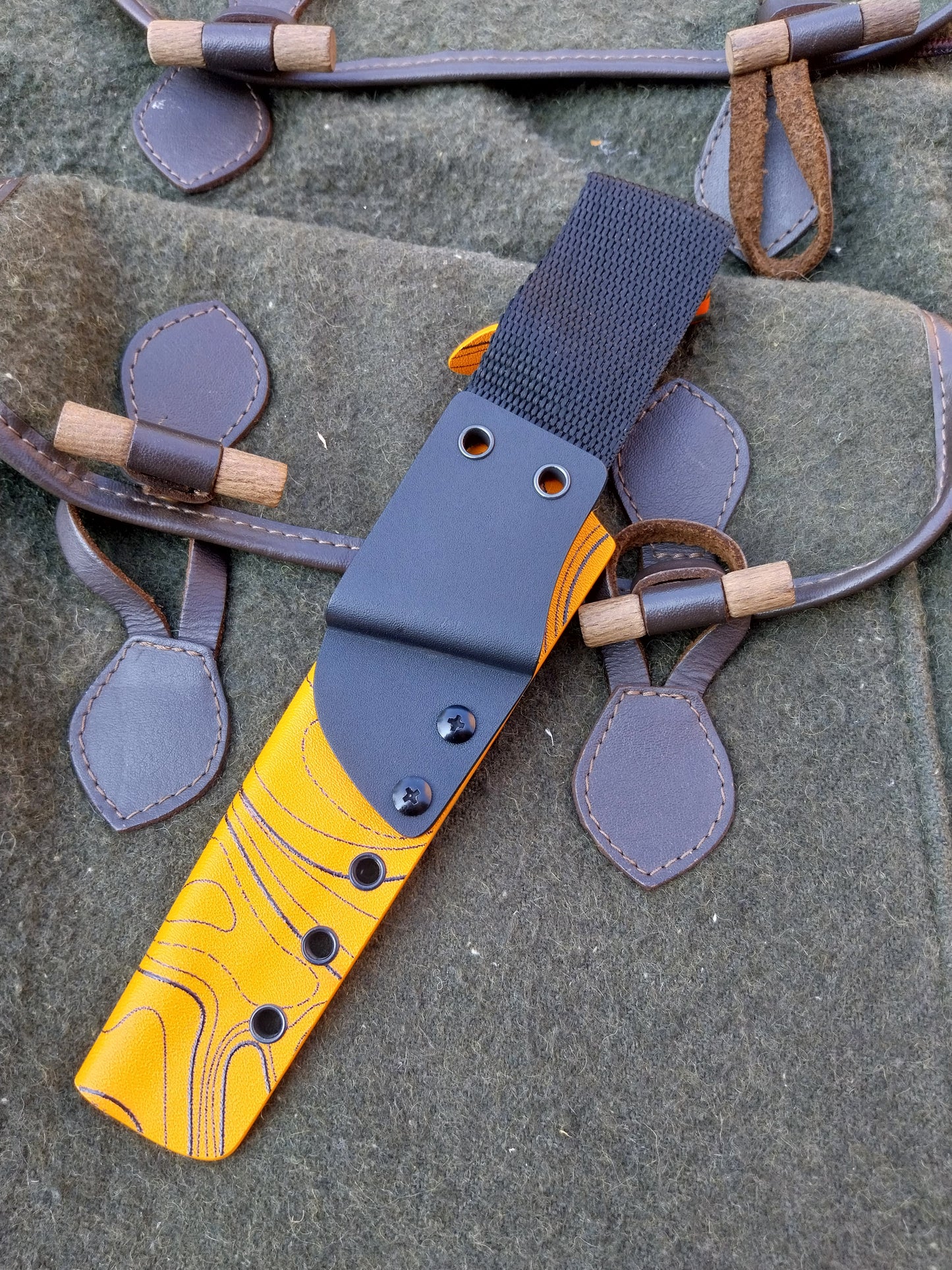 Roe Catcher Orange/Black Damascus G10