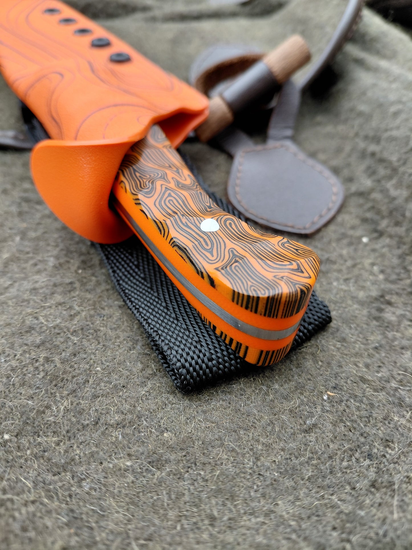 Roe Catcher Orange Damascus G10